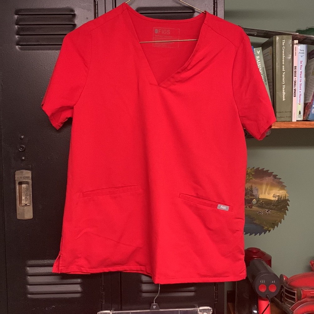 Figs red scrub top casma large